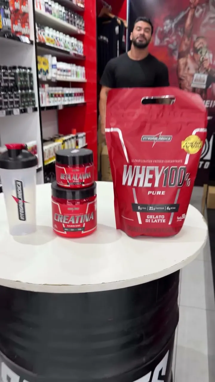 Combo de whey, creatina e coqueteleira no balcão